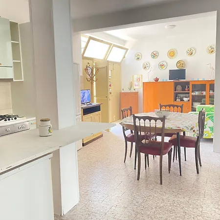 Quadrilocale Doppi Servizi, Piano Terra, Giardino E Posto Auto Wi-fi *