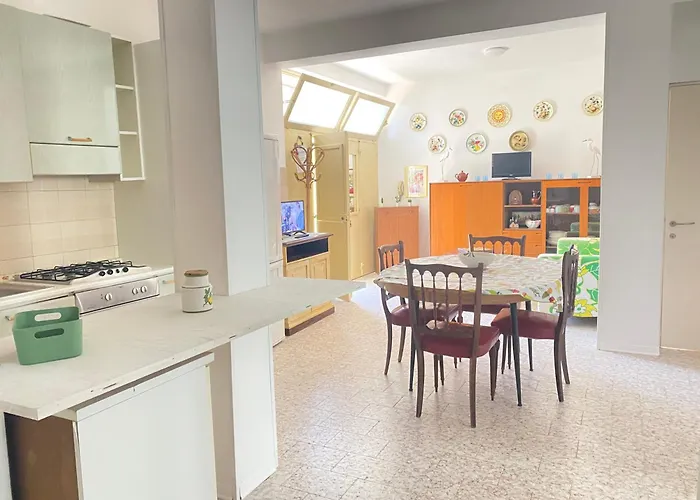 Quadrilocale Doppi Servizi, Piano Terra, Giardino E Posto Auto Wi-fi *